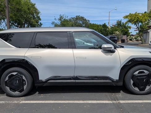 Used 2024 Kia EV9 Land image 5