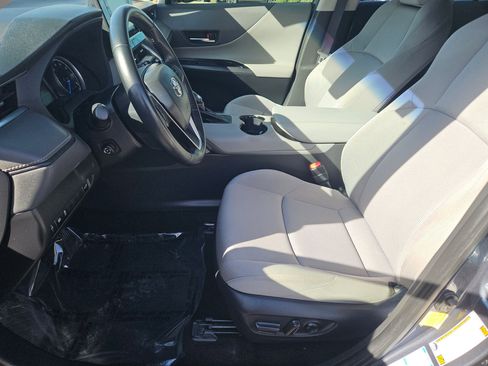 Used 2021 Toyota Venza LE image 16