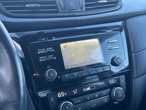 Used 2017 Nissan Rogue SV AWD/4WD image 9