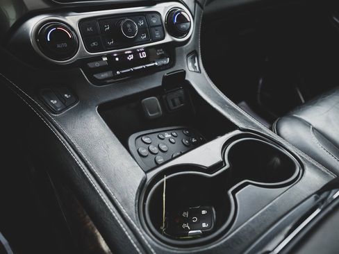 Used 2017 Chevrolet Suburban LT image 19