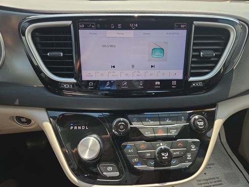 Used 2024 Chrysler Pacifica Touring-L FWD image 15