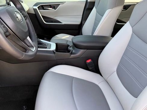 Used 2022 Toyota RAV4 XLE Premium FWD image 10