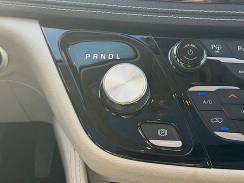 Used 2022 Chrysler Pacifica Limited image 25