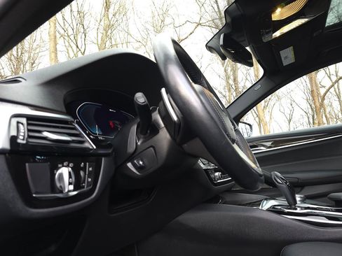 Used 2023 BMW 530e xDrive w/ Premium Package image 28