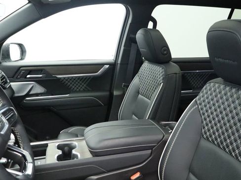 Used 2025 GMC Acadia Denali w/ Super Cruise Package image 32