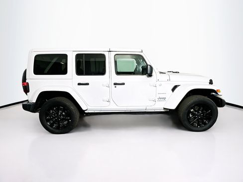 Used 2024 Jeep Wrangler Unlimited Sahara AWD/4WD image 10