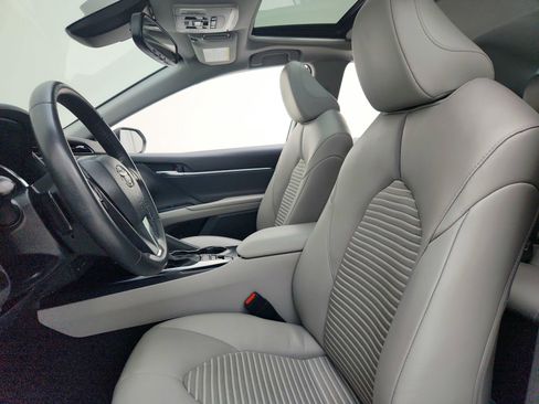 Used 2020 Toyota Camry SE w/ Sunroof Package image 17