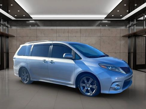 Used 2016 Toyota Sienna SE Premium image 6