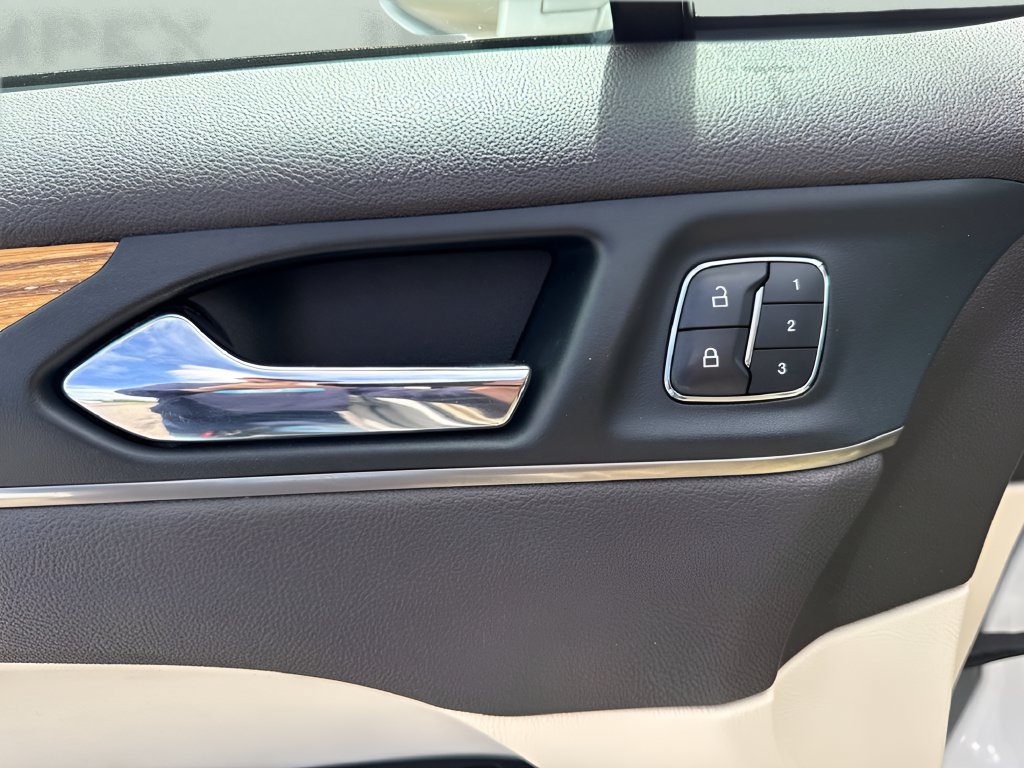Used 2015 Lincoln MKC FWD w/ Equipment Group 101A Select image 11