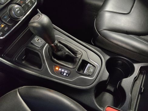 Used 2019 Jeep Cherokee Latitude Plus FWD image 26