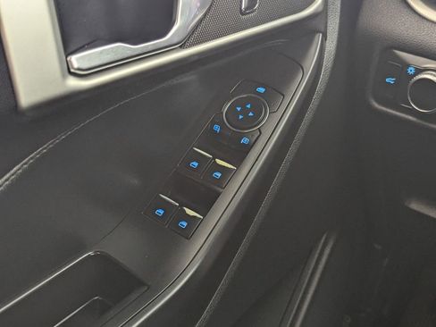 Used 2020 Ford Explorer XLT image 18