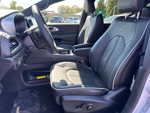 New 2026 Chrysler Pacifica Limited w/ S Appearance Package image 9