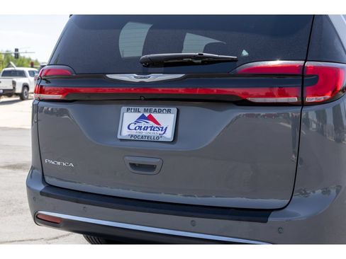 Used 2024 Chrysler Pacifica Touring FWD image 31