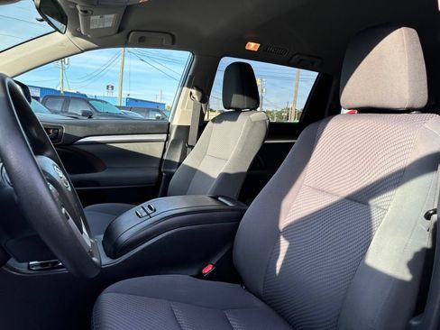 Used 2019 Toyota Highlander LE AWD/4WD image 10