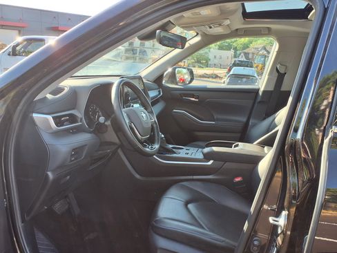 Used 2021 Toyota Highlander XLE AWD/4WD image 22