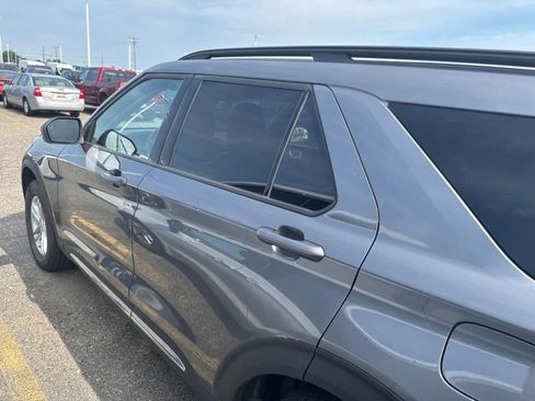 Used 2022 Ford Explorer XLT w/ Equipment Group 202A AWD/4WD image 18