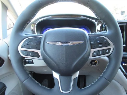 Certified 2024 Chrysler Pacifica Limited AWD/4WD image 28