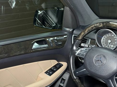 Used 2015 Mercedes-Benz GL 550 4MATIC image 36