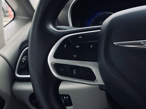 Used 2021 Chrysler Voyager Lxi image 13