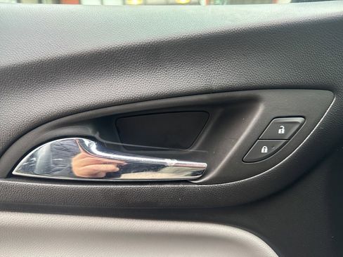 Used 2023 Chevrolet Equinox LS image 32