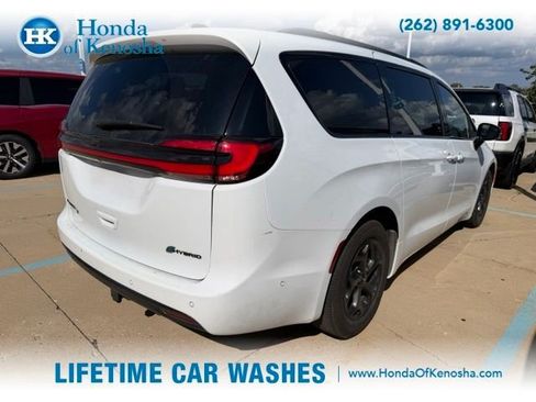 Used 2024 Chrysler Pacifica Limited FWD image 2
