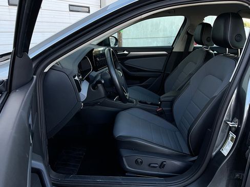 Used 2025 Volkswagen Jetta SE image 9