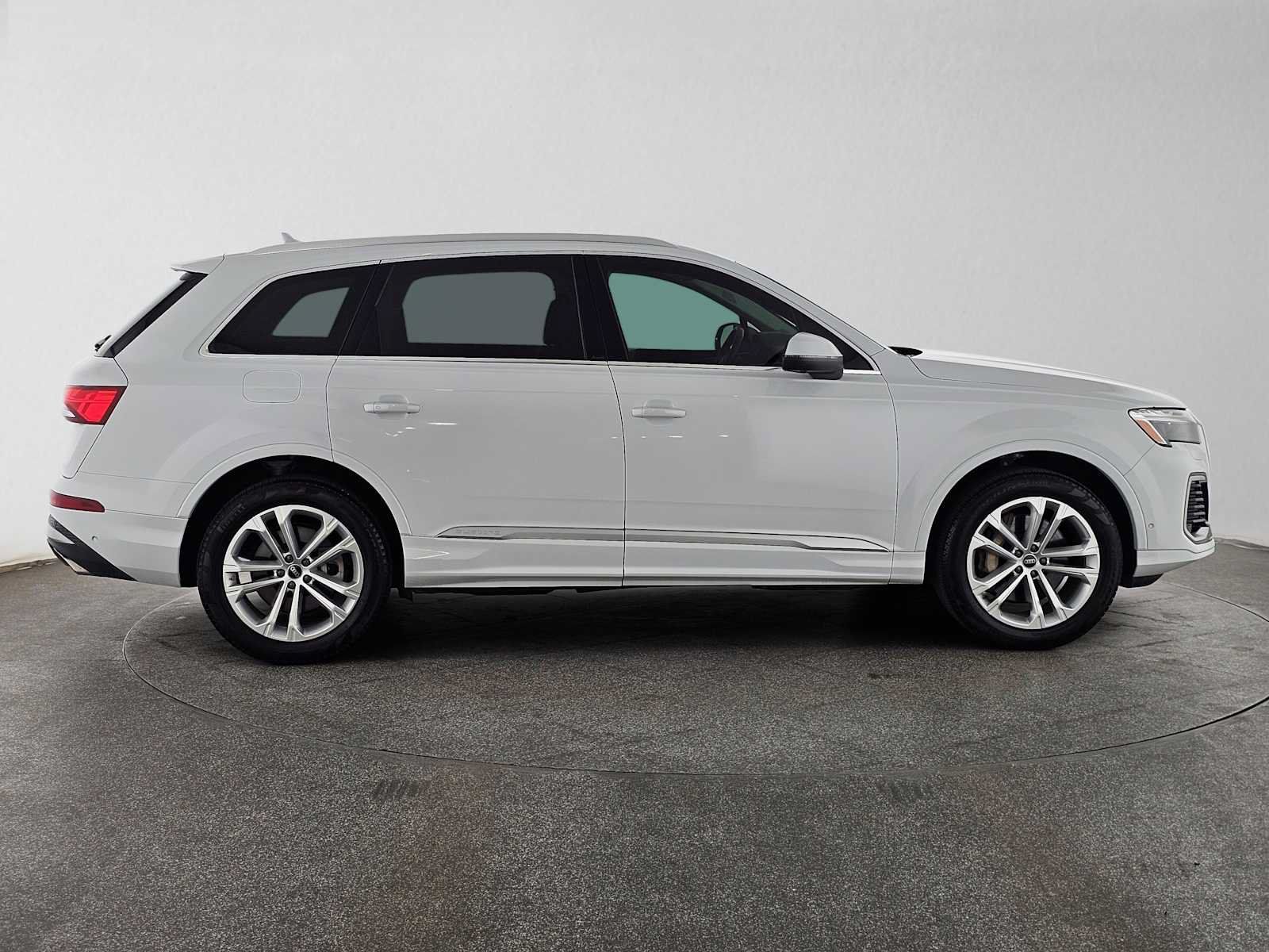 Used 2025 Audi Q7 2.0T Premium Plus w/ Premium Plus Package AWD/4WD image 2