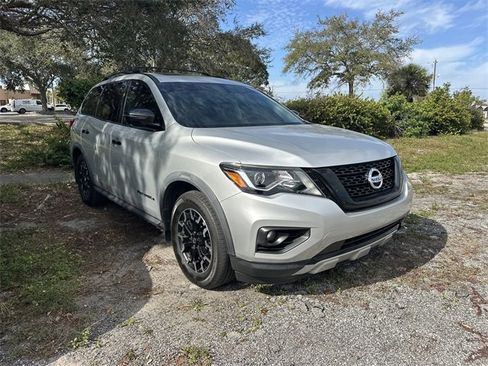Used 2020 Nissan Pathfinder SL image 1