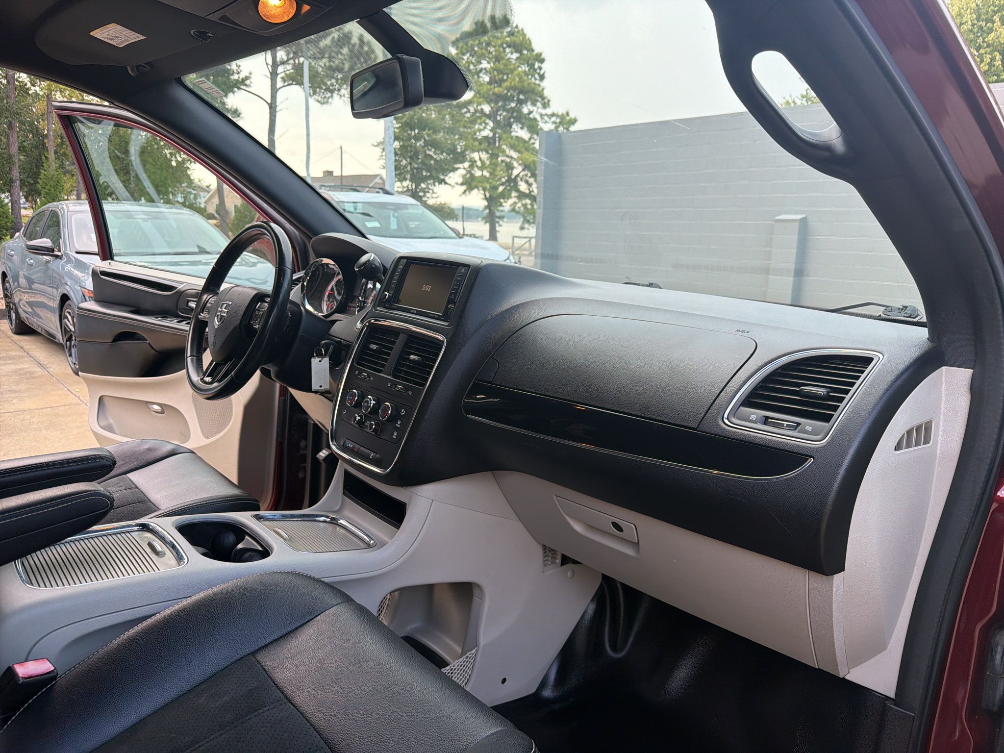 Used 2019 Dodge Grand Caravan SXT FWD image 19