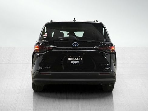 Used 2025 Toyota Sienna XLE w/ XLE Plus Package image 4