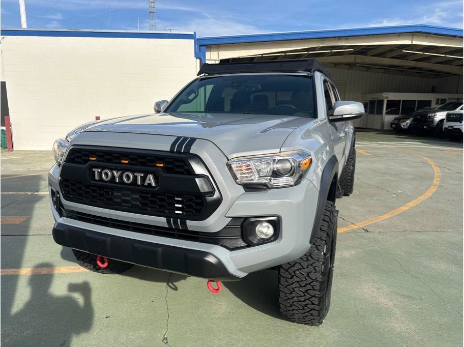 Used 2020 Toyota Tacoma TRD Off-Road w/ Technology Package AWD/4WD image 3