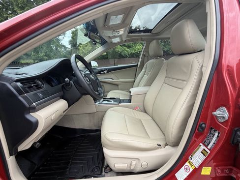 Used 2012 Toyota Camry XLE w/ Convenience Pkg FWD image 4