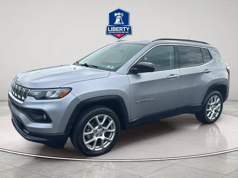 Used 2022 Jeep Compass Latitude w/ Sun and Sound Group AWD/4WD image 3