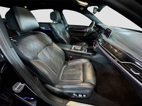 Used 2022 BMW 740i w/ M Sport Package RWD image 24