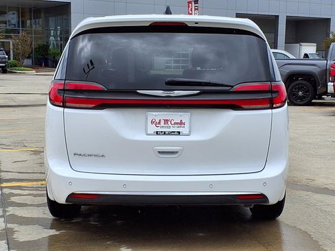 Used 2024 Chrysler Pacifica Touring-L FWD image 6