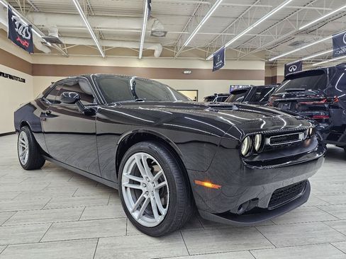 Used 2021 Dodge Challenger SXT RWD image 4