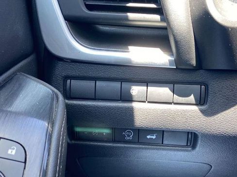 Used 2025 Nissan Rogue SV FWD image 13