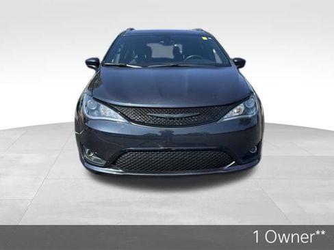 Used 2019 Chrysler Pacifica Touring Plus w/ S Appearance Package FWD image 2