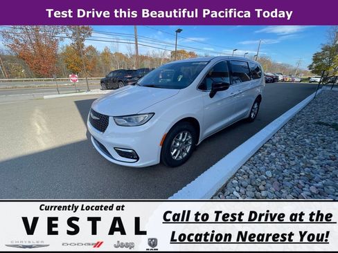 New 2026 Chrysler Pacifica Select image 3