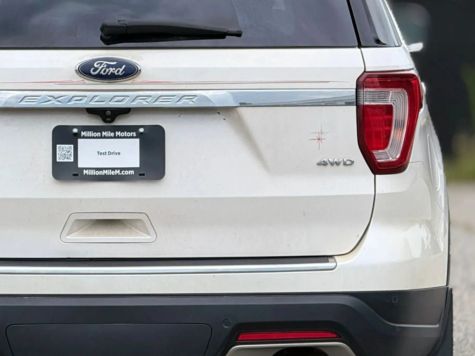 Used 2018 Ford Explorer XLT w/ Equipment Group 202A AWD/4WD image 14