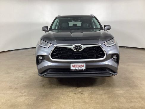 Used 2024 Toyota Highlander XLE AWD/4WD image 3
