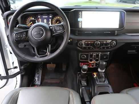 Used 2025 Jeep Gladiator Mojave AWD/4WD image 18