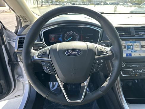 Used 2018 Ford Fusion SE w/ Fusion SE Technology Package image 18