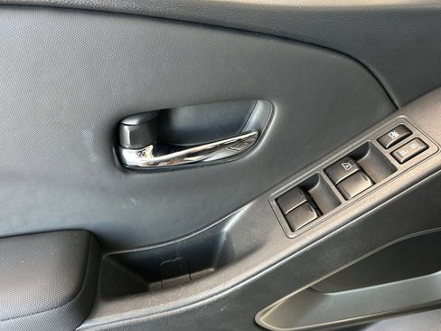 Used 2024 Nissan Frontier SV image 11