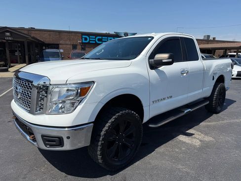 Used 2018 Nissan Titan SV w/ SV Convenience Package image 7