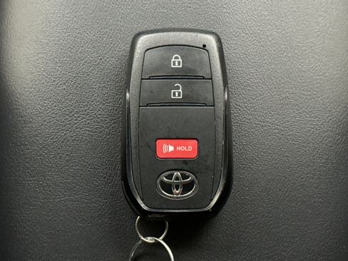 Used 2024 Toyota Prius Prime SE image 21