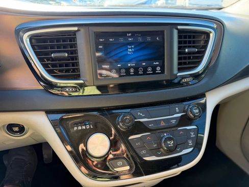 Used 2018 Chrysler Pacifica L image 19
