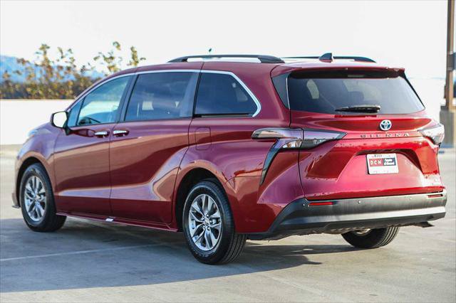 Certified 2023 Toyota Sienna XLE FWD image 7