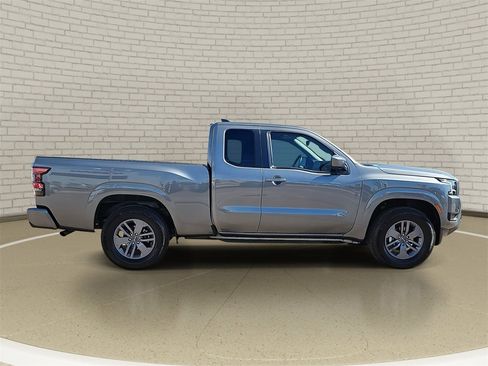 Used 2025 Nissan Frontier SV image 4