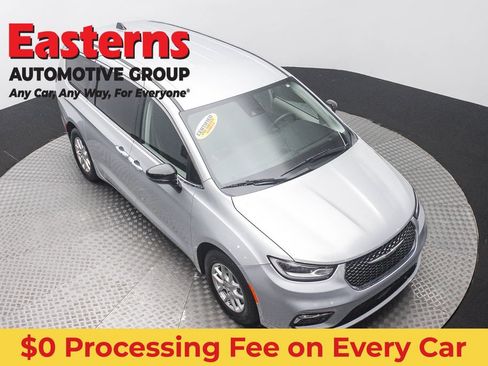 Used 2024 Chrysler Pacifica Touring-L FWD image 3